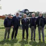 ...veniamo accolti dal gruppo dirigente dell�associazione, che ci attende davanti a un aereo d�epoca